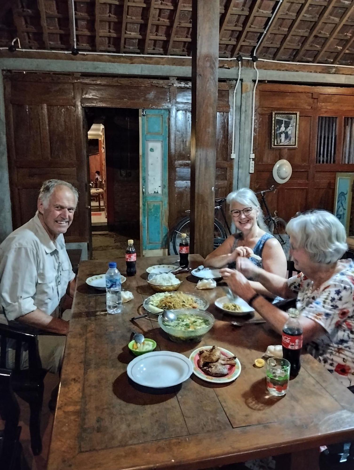 Rumah Ukhi Guest House Cebongan ภายนอก รูปภาพ